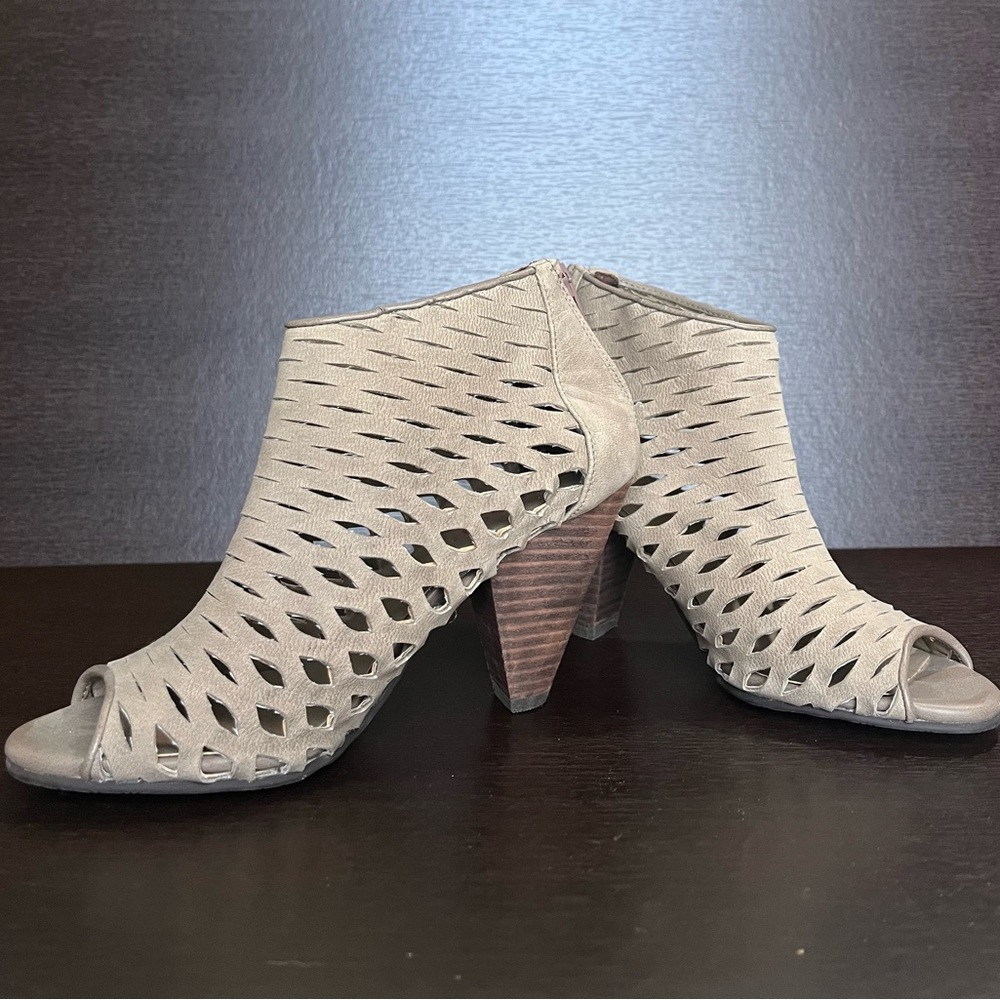 Tesori Grey suede peep toe shoetie size 4